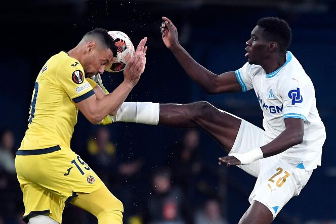 Duel between the French midfielder from Villarreal, Francis Coquelin (yellow jersey) and the Senegalese midfielder from Marseille, Ismaila Sarr, on March 14, 2024, in Vila-real (Spain).