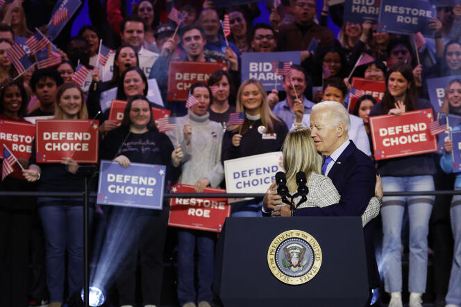 Amanda Zurawski and US President Joe Biden during a Reproductive Freedom Campaign Rally at George Mason University on January 23 in Manassas, Virginia.  She is the first woman to file a lawsuit against Texas, after nearly dying in August 2022 after being denied access to an abortion.