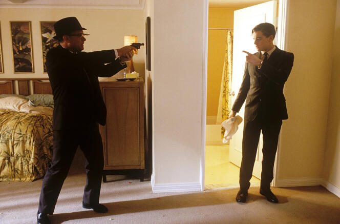 Carl Hanratty (Tom Hanks) and Frank Abagnale (Leonardo DiCaprio), in “Catch Me If You Can”, by Steven Spielberg.