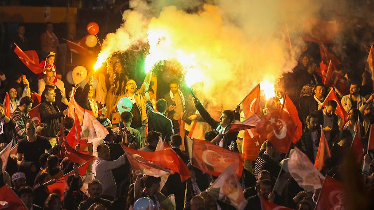 CHP supporters celebrate the success in the local elections.