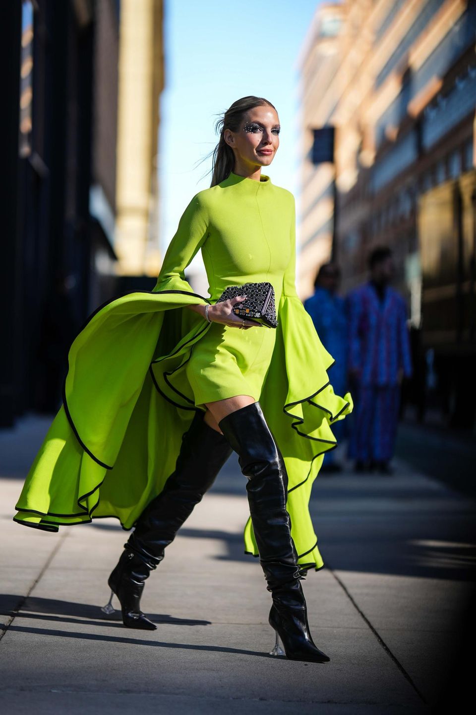 Leonie Hanne shows that a bright lime green brings a fresh and good mood to the look. 