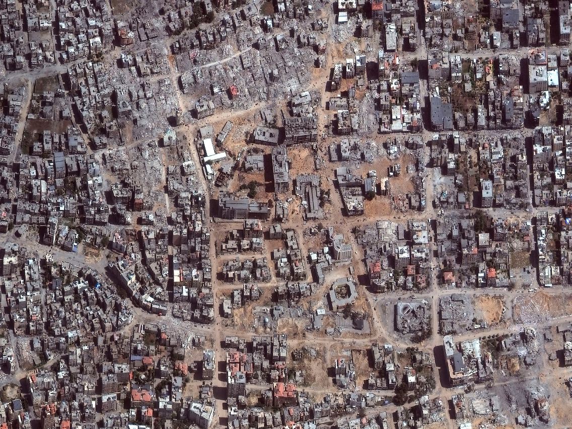 High-resolution satellite photo: Entire apartment blocks around the Shifa Hospital in Gaza City are in ruins.