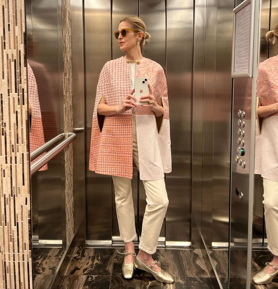 Patterned quilted jackets will be very trendy in spring 2024.  Actress Kelly Rutherford wears a modified version of this: the cape "Orchid" from The Ethiquette impresses with jacquard and tweed patches.    