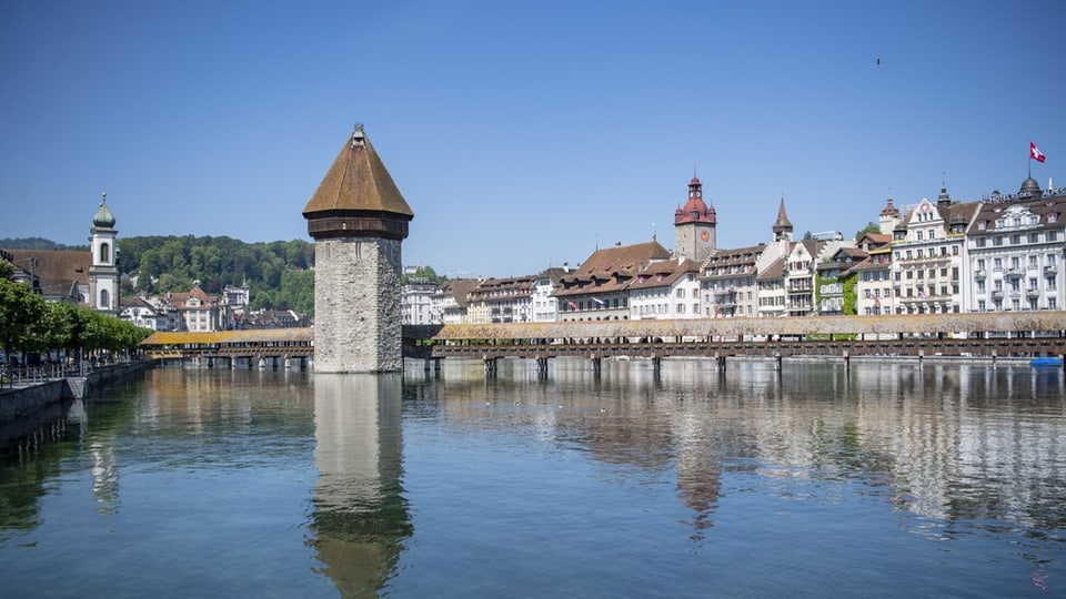 View of the Chapel Bridge and the Reuss in the city of Lucerne.