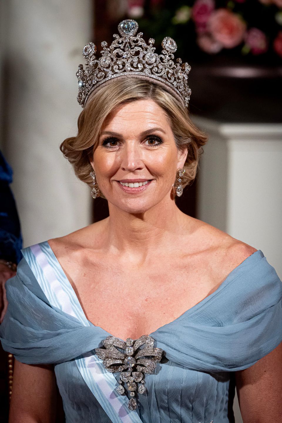 For Letizia and Felipe, Máxima wears her most ostentatious diamonds - a special feature. 