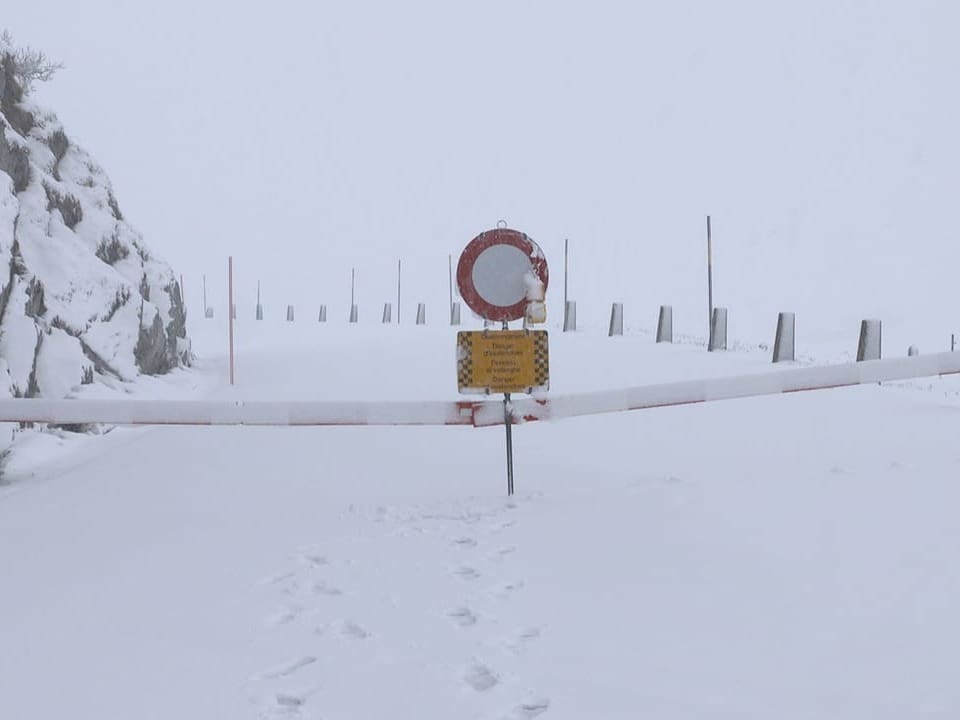 The road between Realp and Hospental is closed due to the risk of avalanches. 
