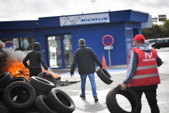 Michelin employees throw tires on fire after the announcement of the closure of the La Roche-sur-Yon site, October 10, 2019.