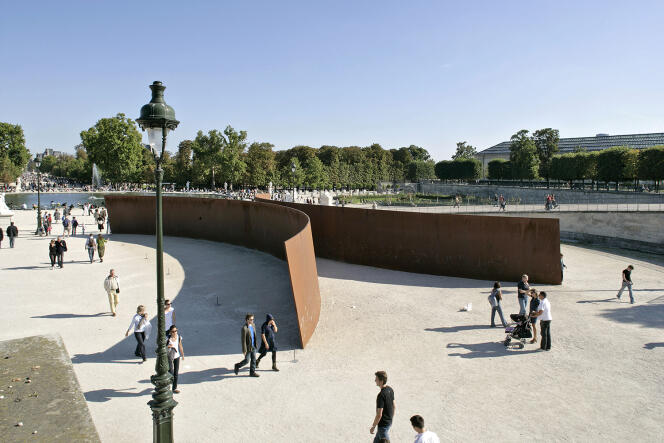 The work “Clara-Clara”, in the Tuileries gardens, in Paris, in 2008.