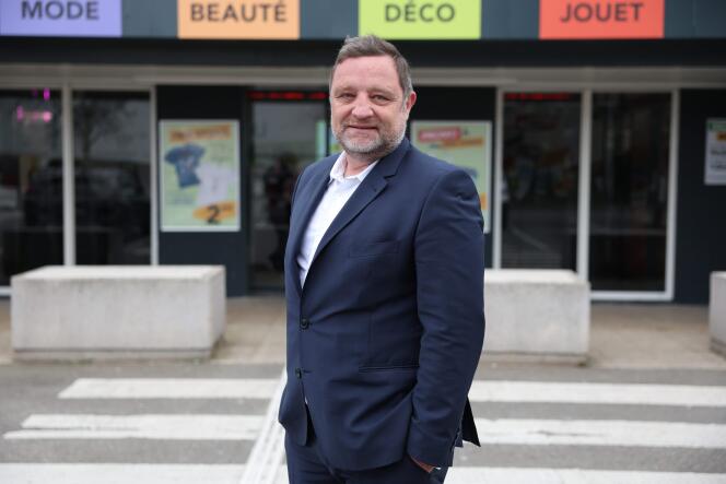 Damien Defforey in front of the Stokomani store in Plaisir (Yvelines), March 28, 2023. 