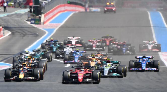 The drivers take the start of the Formula 1 French Grand Prix on the Paul-Ricard circuit in Le Castellet (Var), on July 24, 2022.