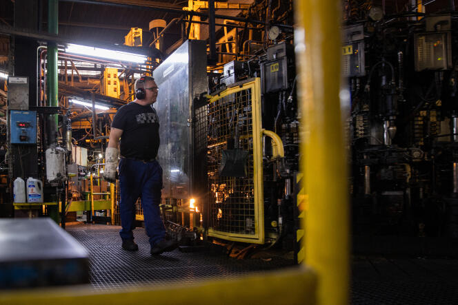 An employee controls a machine in the Arc glassworks, in Arques (Pas-de-Calais), September 9, 2022.