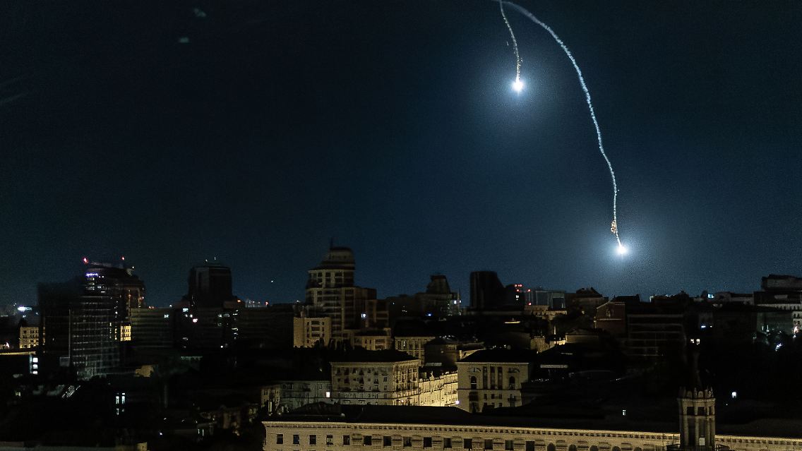 Foto vom vergangenen Mai: Patriot-Raketen holen russische Raketen über Kiew vom Himmel.