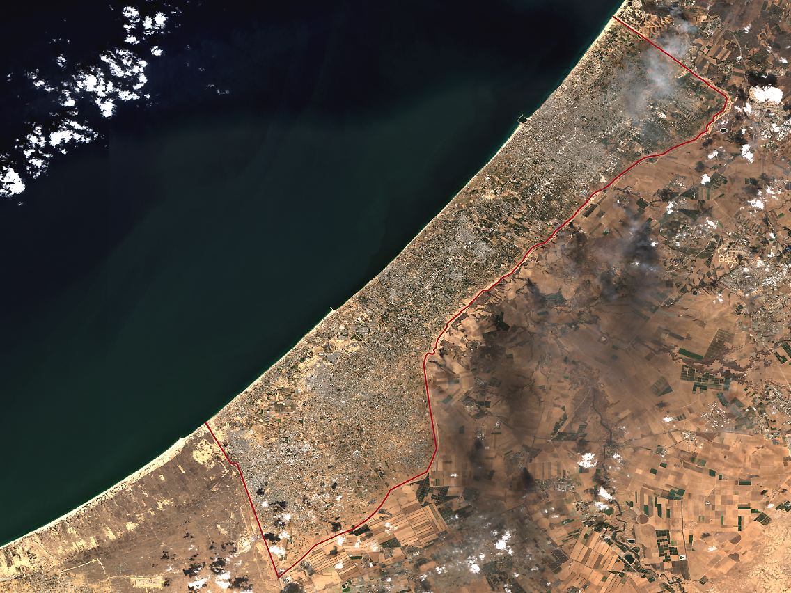 View from space: The Gaza Strip on the day of the major attack around midday on October 7, 2023 (the course of the border fence highlighted).