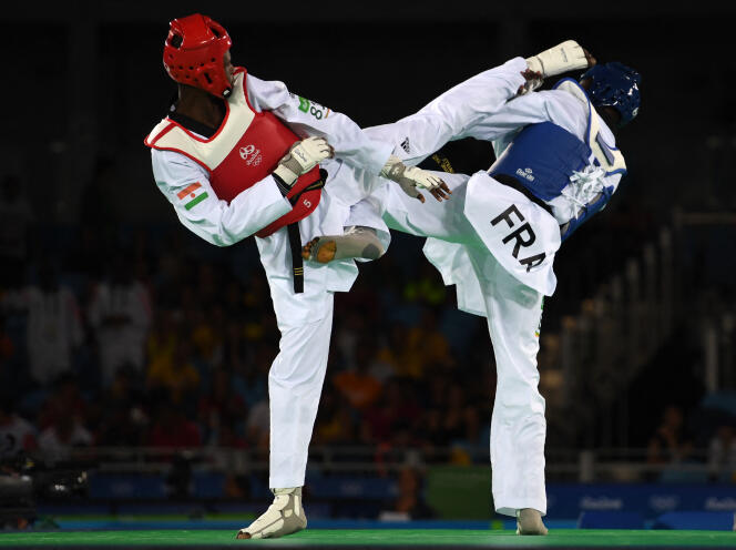 French taekwondist M'Bar N'Diaye (right) faces Nigerien Abdoulrazak Issoufou Alfaga during their qualifying fight, in the + 80 kg category at the Rio Olympic Games, August 20, 2016.