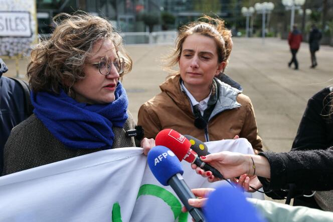 Marie Toussaint and Marine Tondelier in front of the TotalEnergies tower in La Défense, in Courbevoie (Hauts-de-Seine), on March 28, 2024, to demand an end to the use of fossil fuels in Europe.